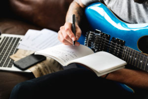 Homme avec guitare bleu