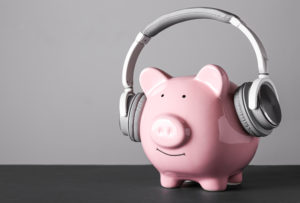 Tirelire-portant-un-casque-audio