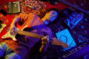 Guitarist-lying-on-carpet-singing