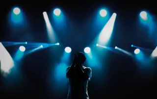 Singer-alone-on-stage-with-spotlights