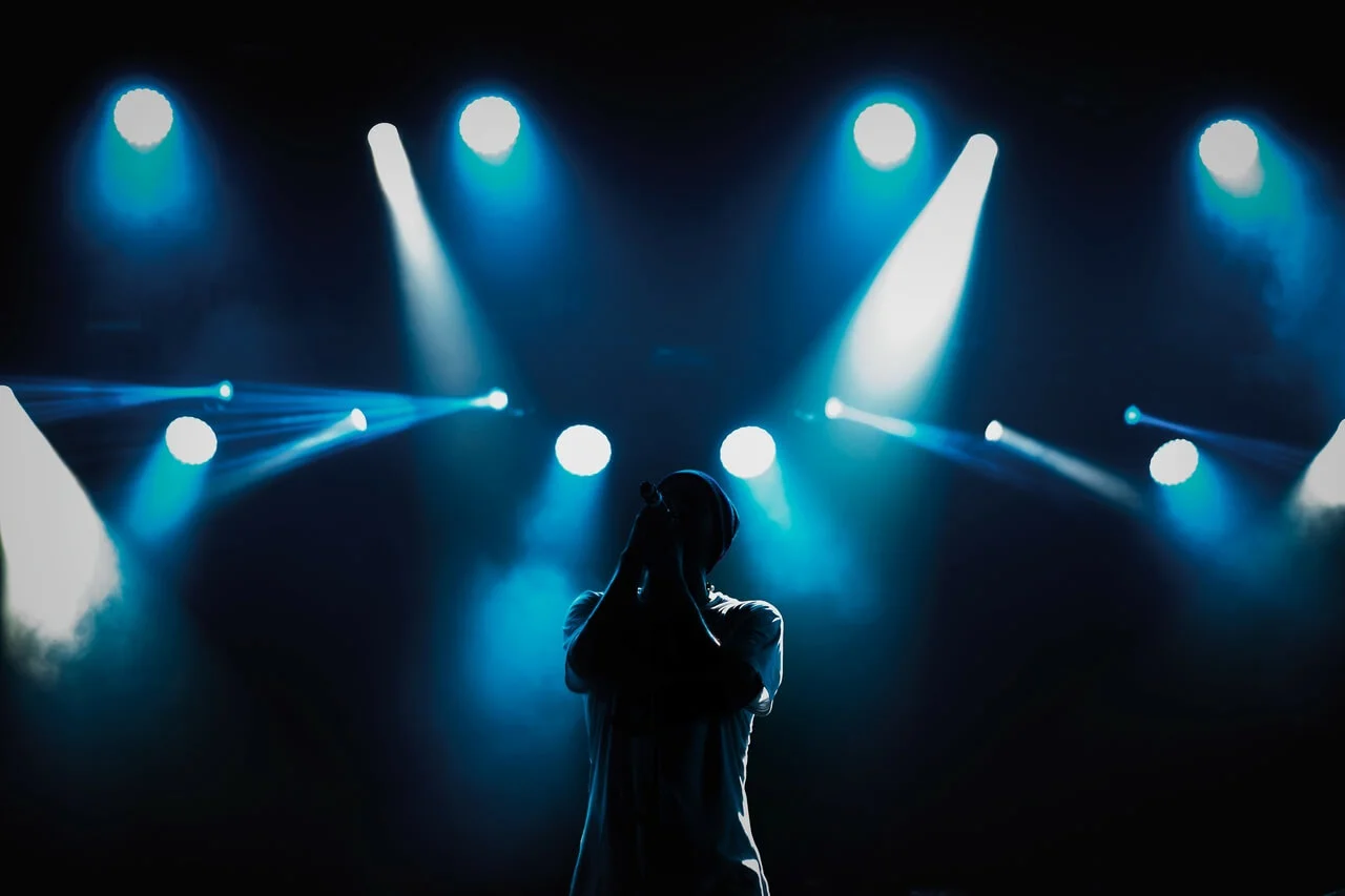 Singer-alone-on-stage-with-spotlights